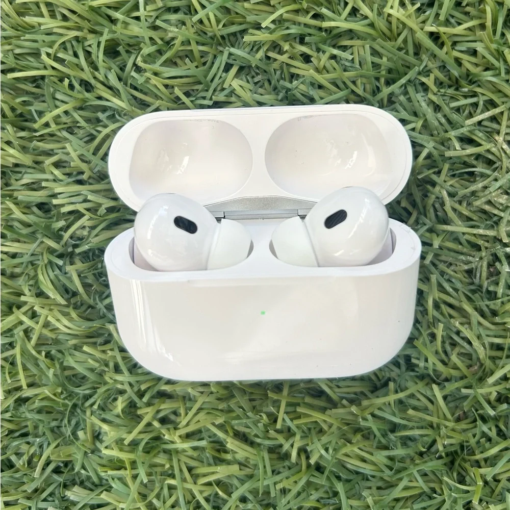 Apple White Wireless Earphones with Charging Case Gen 2